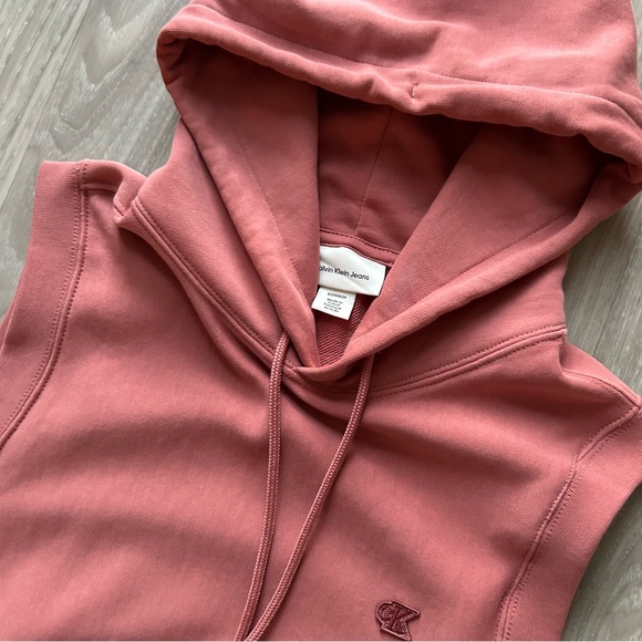 Calvin Klein | Sleeveless Workout Hoodie in Coral (X-Small) - Picture 5 of 15